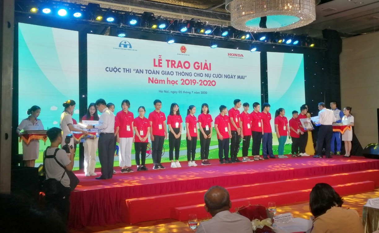 Phạm Trường Minh (thứ 7 từ trái sang) trong lễ trao giải sánng 5/7/2020